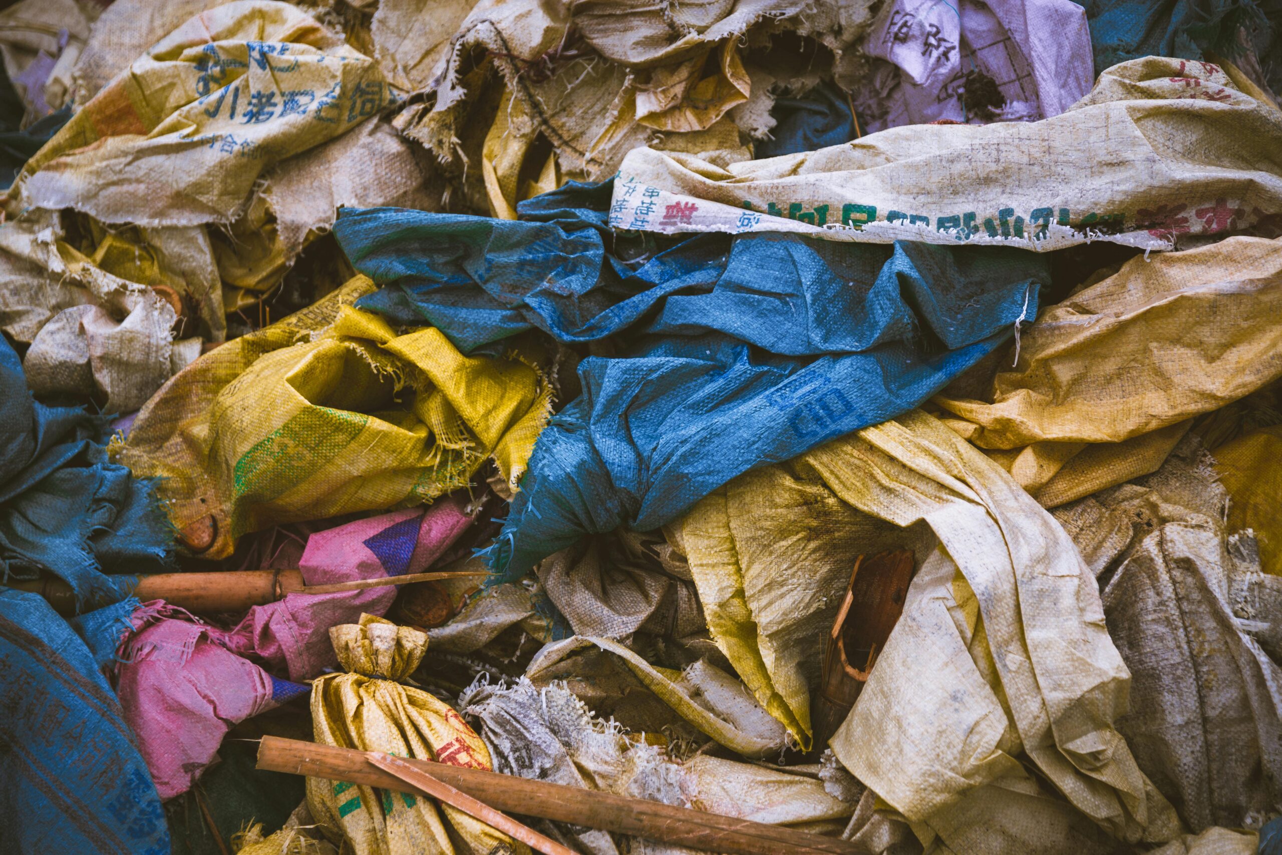 Des déchets qui ressemblent à des sacs de plastiques sont empilés un par desssus l'autre
